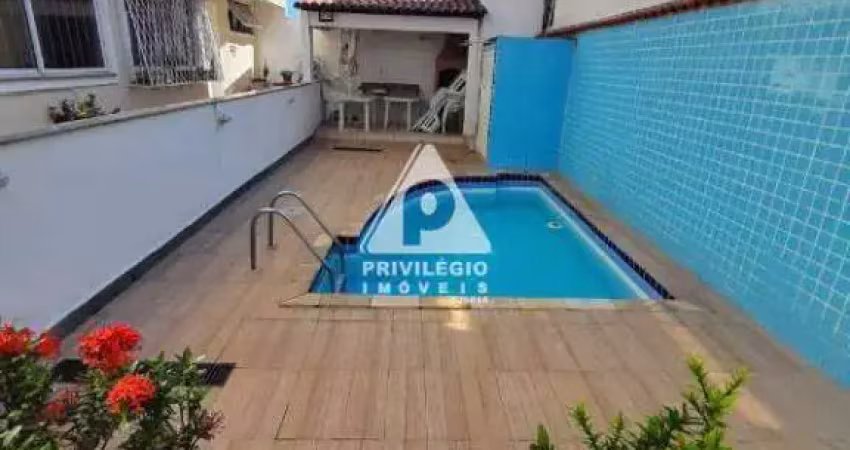 Casa triplex condomínio 3 quartos 1 suite 2 suites canadenses varanda infra particular seguranca 24h jacarepagua pechincha