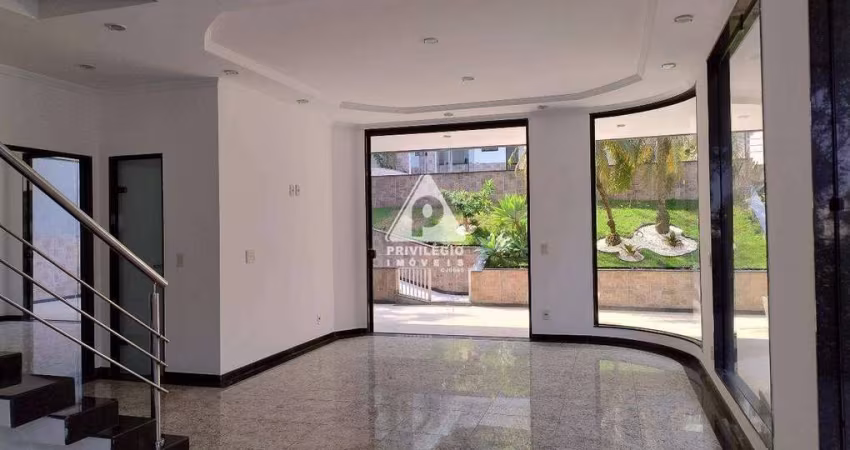 Casa triplex em condomínio, 3 suítes, piscina, área gourmet, infra-estrutura total, Vaga 4 carros Freguesia