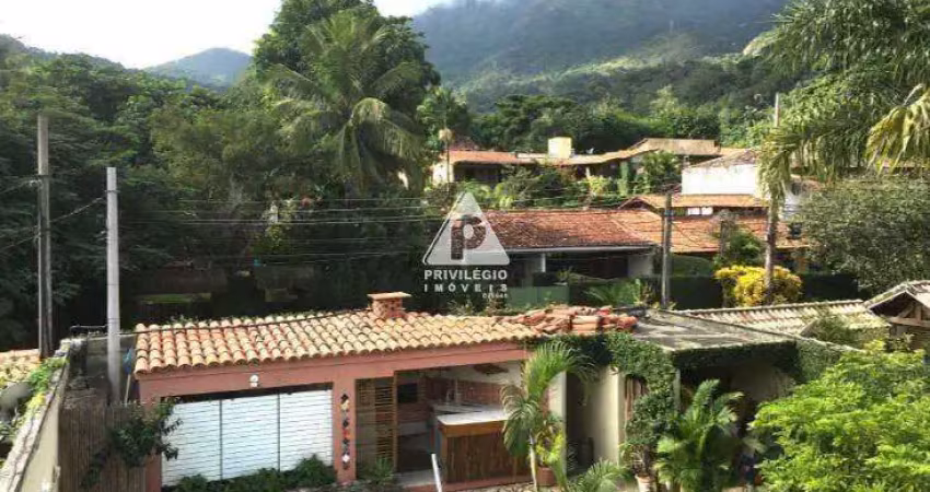 Casa triplex em condominio 2 suítes, salao despensa lavanderia dependencia completa piscina jacarepagua.