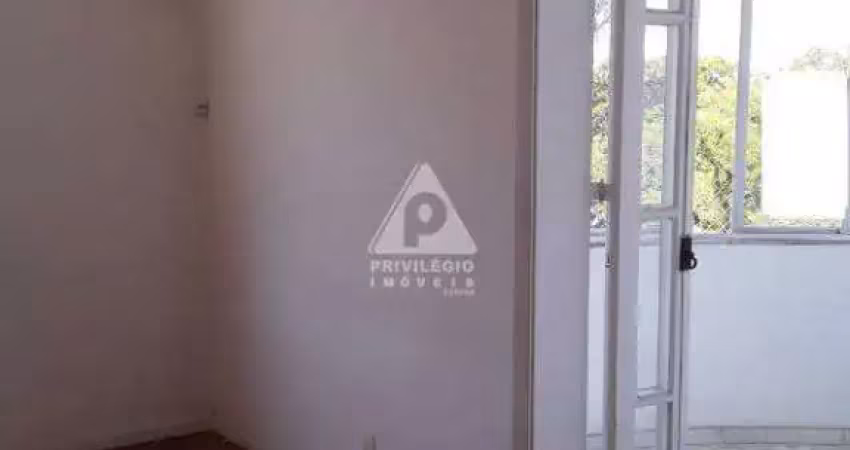 Apartamento de 3 quartos, muito claro, arejado, indevassável, vista livre, sala ampla com varanda. apt. com piso de madeira, taco muito bem conservado