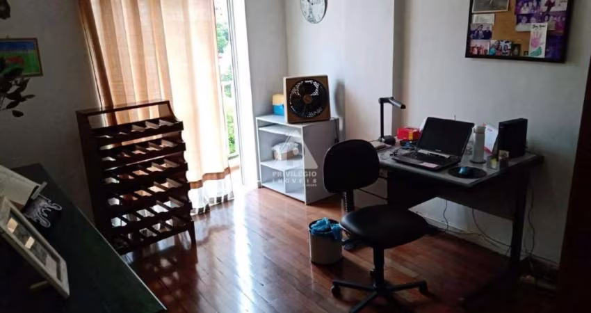 Apartamento de 2 quartos á venda, com sacada, em excelente localizaçaõ, no Largo do Verdun,