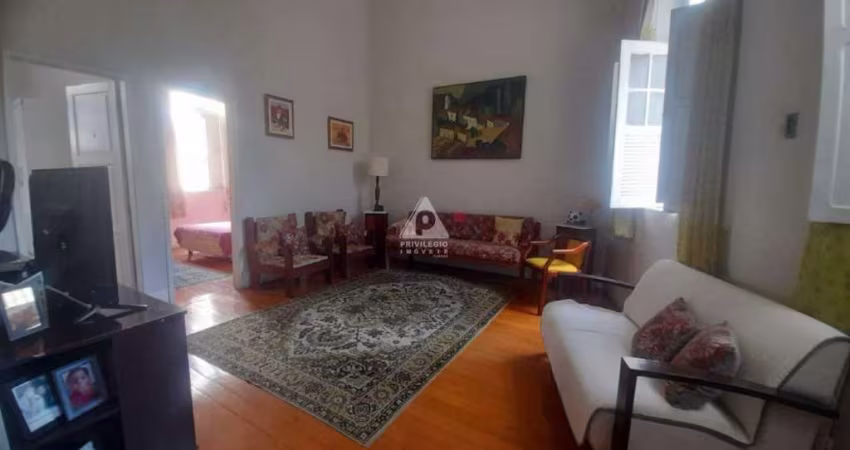 Privilégio Imóveis vende: Maravilhosa casa em estilo colonial, em uma das ruas mais tranquilas de Santa Teresa;
