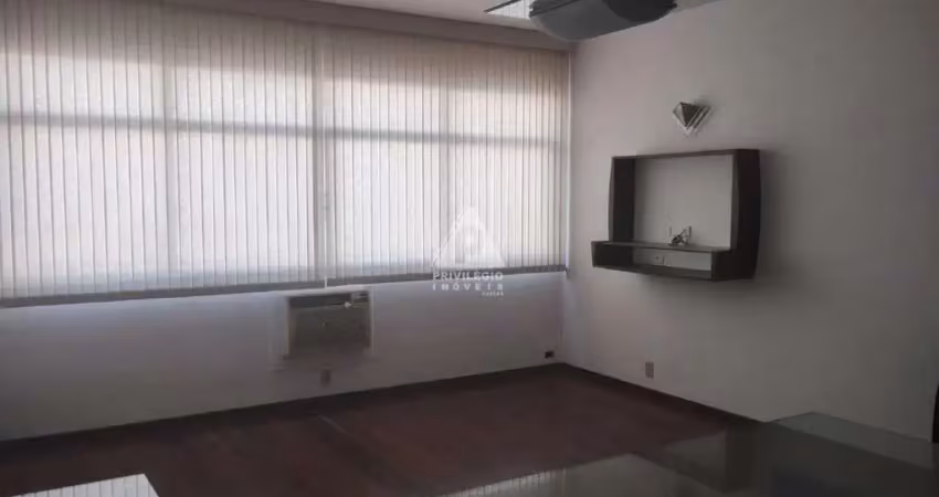 Apartamento à venda com 4 quartos, sendo 1 suíte, vaga na escritura, em rua valorizada próximo ao metrô da uruguai.
