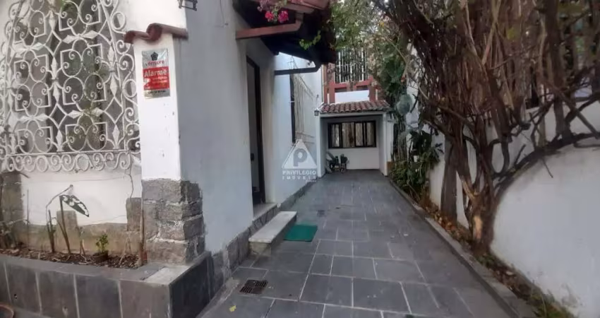 vende excelente casa com piscina frente de rua no Grajaú Rua Itabaiana.