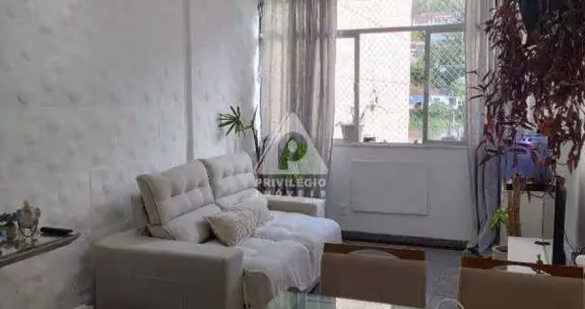 Conde de bonfim a 10 min do metrô: 3 quartos ( 1 suíte); 3 banheiros; 1 vaga; dependências completa.