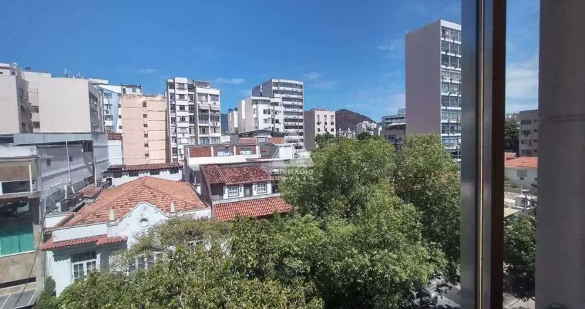 Na tijuca a 8 minutos do metrô - vende apto 3 quartos, 2 banheiros, dependências completa e 1 vaga.