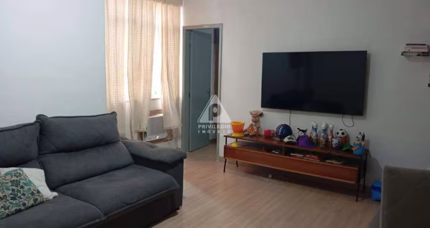Localização privilegiada, Sãens Pena, metrô e Shopping. Apartamento 2 quartos, Sala ampla, dependência completa