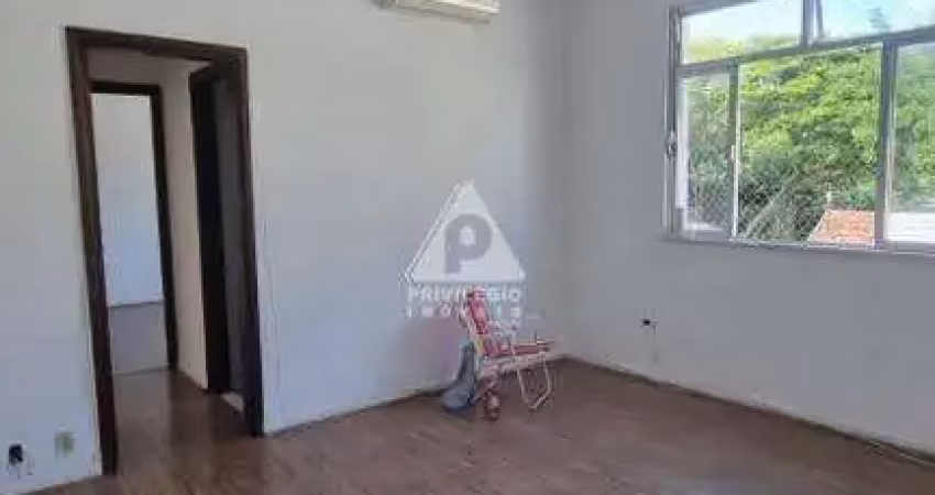 Excelente apartamento de 2 quartos, em rua tranquila com cancela particular.