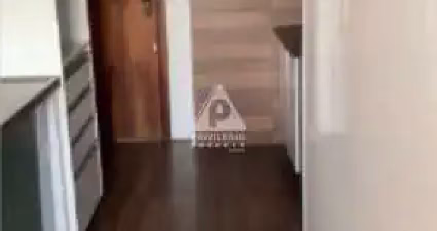 Conforto e praticidade na tijuca – 2 quartos com suíte e dependências!
