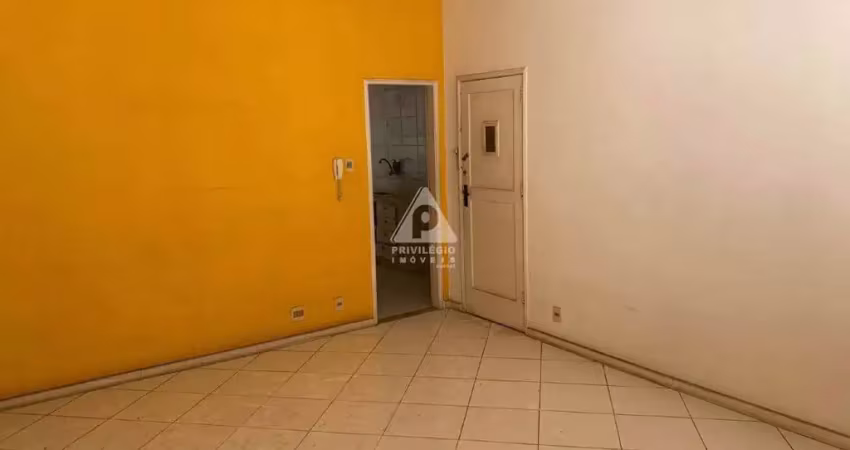 Apartamento à venda na rua dr. aníbal moreira, tijuca. 3 quartos (1 suíte), 93m², vaga de garagem. amplo e com vista livre para a pedra