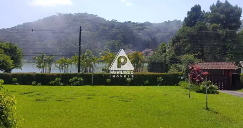 Excepcional terreno de 2870m² nas margens do lago comary, em teresópolis