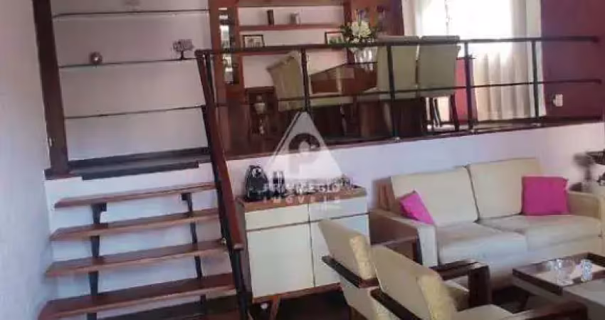 Casa com piscina em Condomínio fechado
