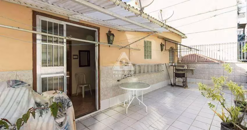 Casa tríplex - 5 quartos - área externa - em rua nobre de laranjeiras.