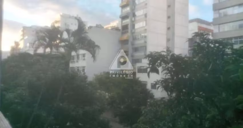 Maravilhoso apartamento de 3 quartos com varanda em excelente localização de ipanema em rua transversal