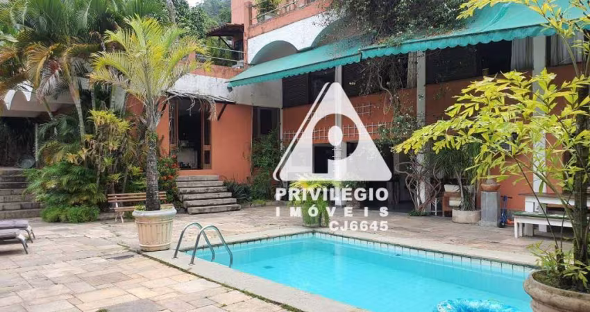 Casa Triplex com 5 quartos e 1 suíte master
