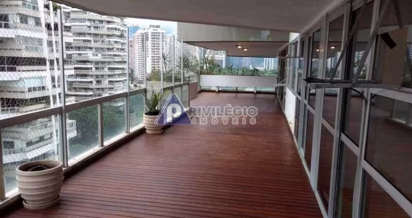 Excepcional apartamento na Barra da Tijuca, com 4 quartos, sendo um, suíte com closet. São 4 vagas na escritura!