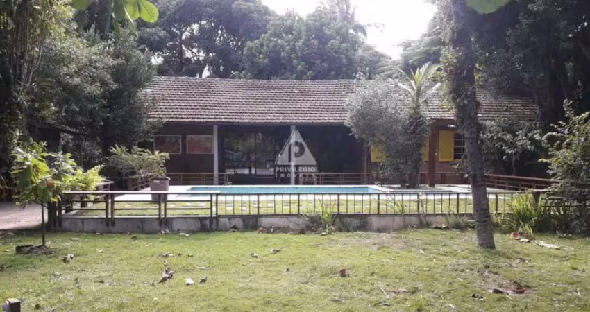 Excelente casa em amplo terreno na ilha primeira, ótimo estado, salão amplo com girau, varandão, 3 quartos + quarto de hóspede