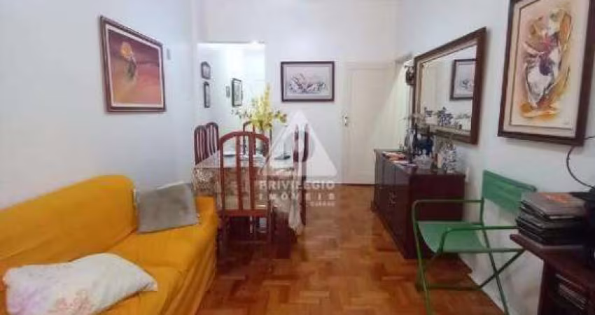 Excelente apartamento de dois quartos amplos repletos de armários embutidos