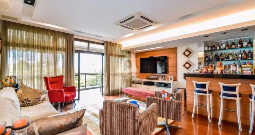 Lindo apartamento com varandão em rua tranquila nas Laranjeiras