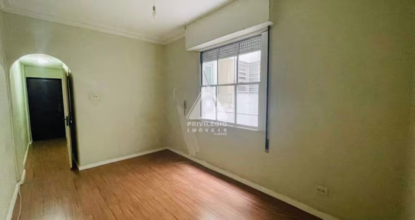 3 quartos, 1 banheiro, dependência completa, no Laranjeiras.