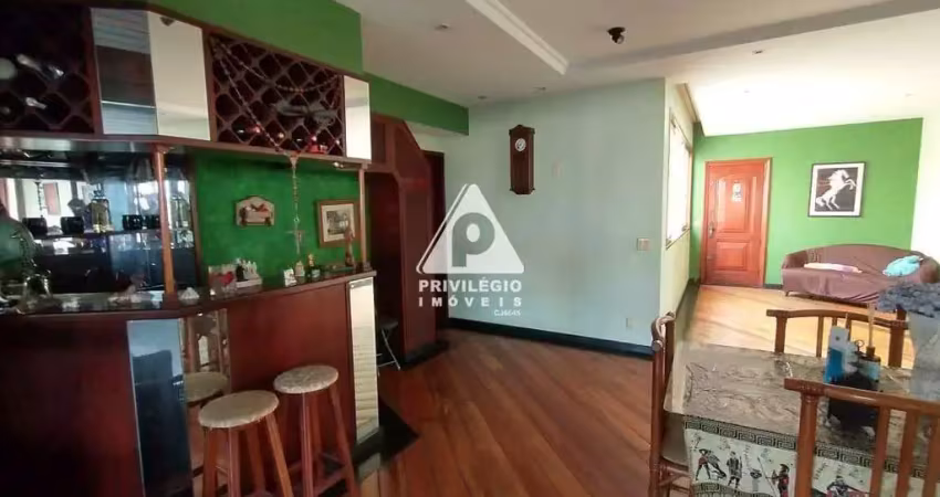 Cobertura linear 297m², com 3 quartos e vaga, à venda no Flamengo!