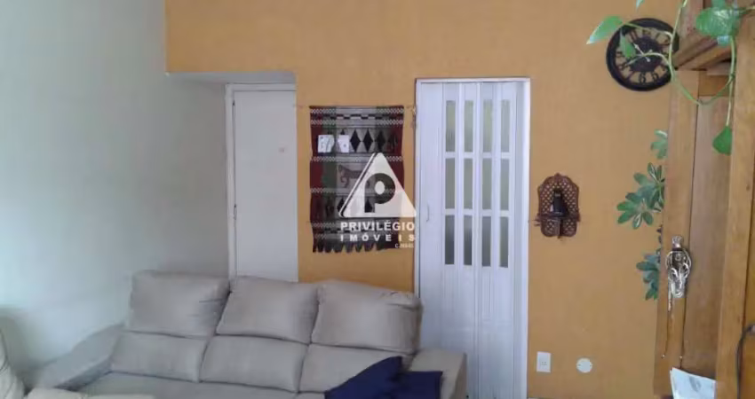 Apartamento, 2 quartos, sala, cozinha, banheiro, dependência completa e área de serviço.