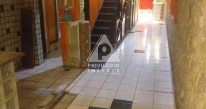 Loja com salas no centro do Rio de Janeiro, próxima ao comércio local, estação de metrô e VLT.