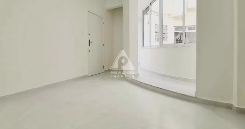 Reformado - Quarto e sala excelente prédio - Largo do Machado