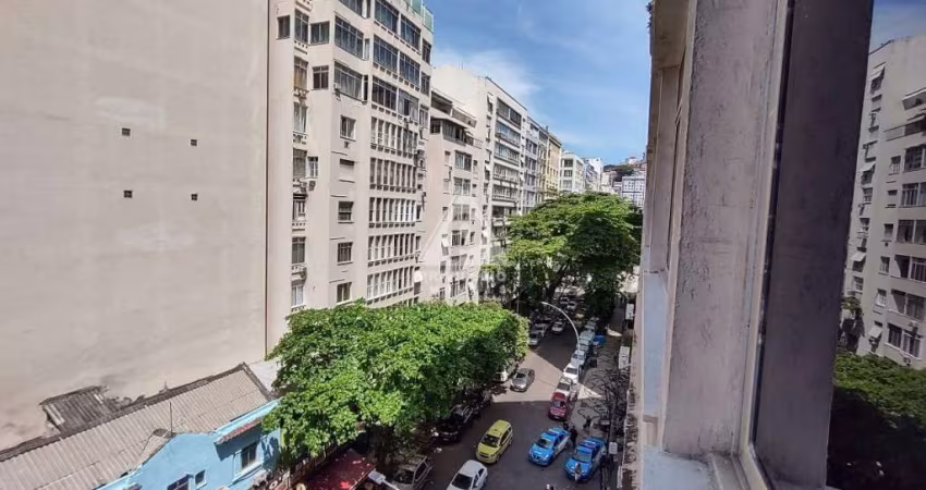 SALA, 3 QUARTOS E DEPENDENCIAS COMPLETAS PRÓXIMO A PRAIA E METRO !!