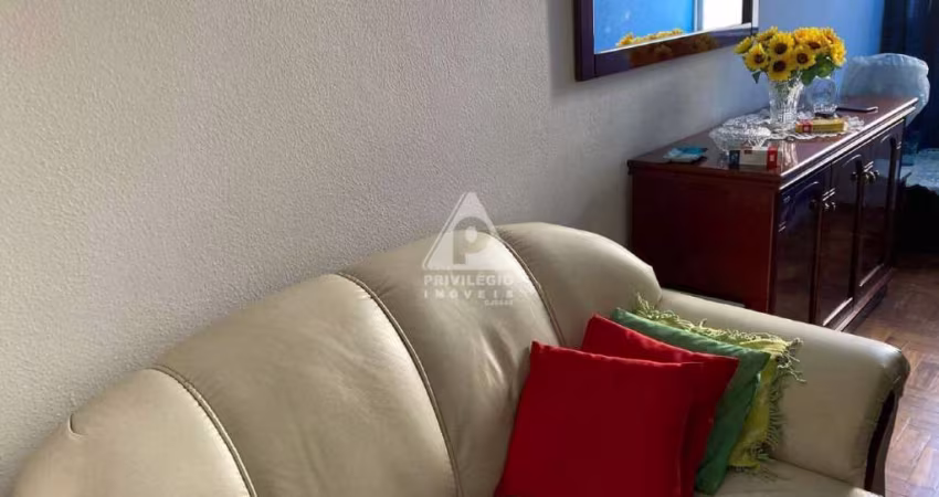Em Botafogo: excelente quarto e sala, com sala ampla e quarto grande.