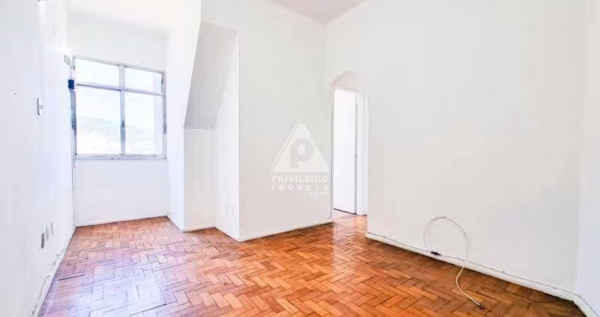 Apartamento 2 Quartos, Dependência e Vaga a Venda no Coração de Botafogo