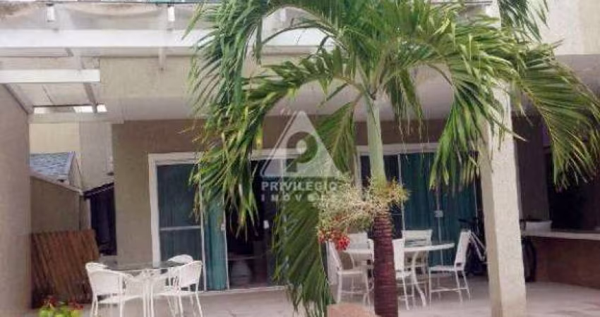 Casa 04 quartos Condomínio Alto Padrão no Recreio-Barra com 03 pavimentos.