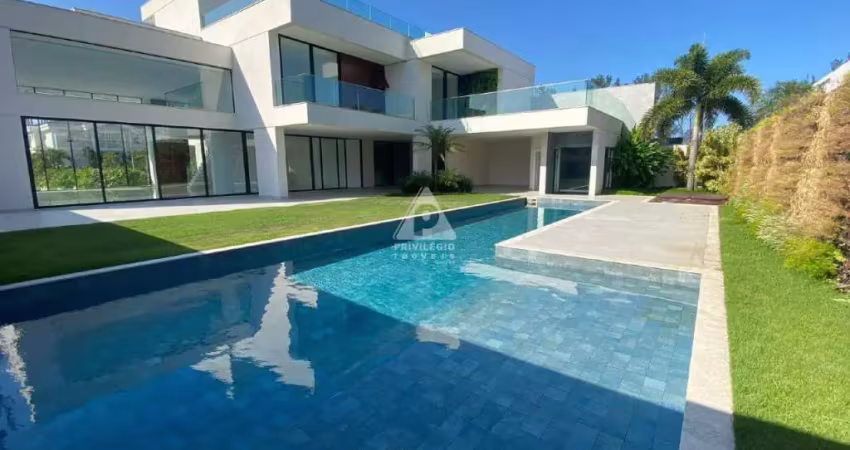 Maravilhosa casa contemporânea à venda no condomínio malibu, na barra da tijuca, com terreno de 1050 m² e 1100 m² de área construída. design bybitton