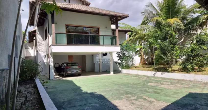 Casa em Condomínio fechado, 4 quartos, 2 suítes, closet, piscina com cascata, sauna