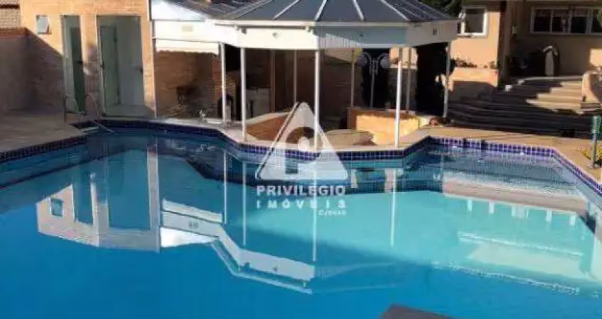 Casa condominio 4 quartos 4 suites sala 3 ambientes 5 vagas portaria 24h fazenda pasaredo jacarepagua taquara