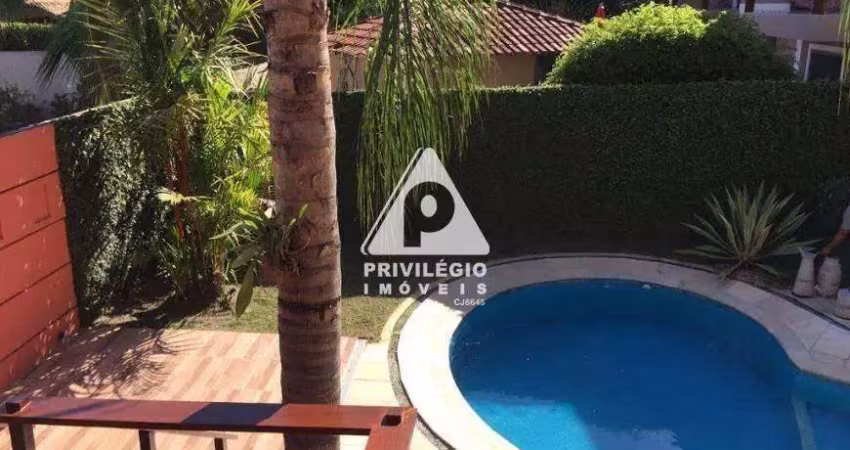 Casa em Condomínio à venda, 4 quartos, 1 suíte, 3 vagas, Piratininga - Niterói/RJ