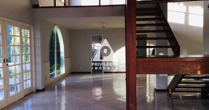 Casa Triplex em Condomínio