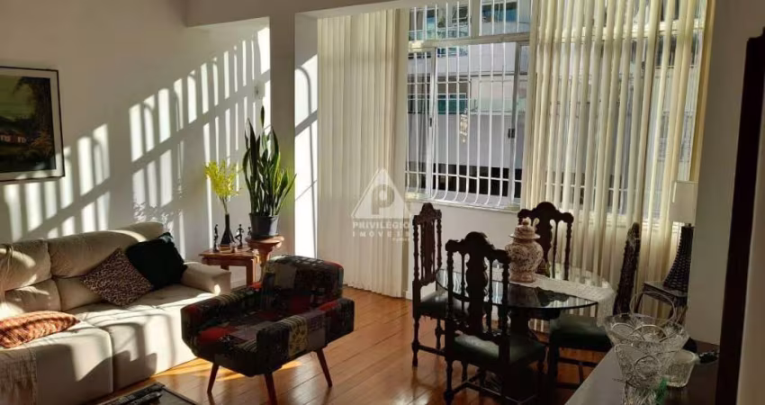Apartamento de 3 quartos á venda,com dependência ,1 vaga de garagem, em rua tranquila