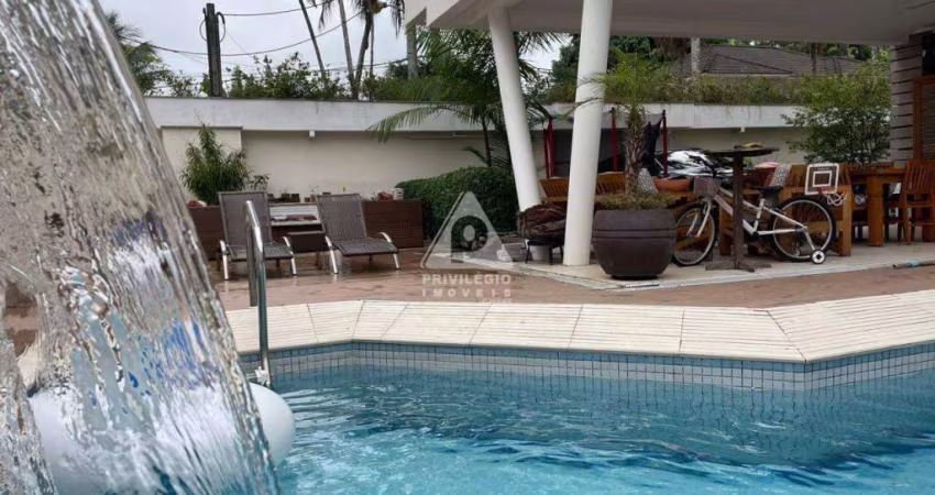 Casa em condomínio fechado com 4 suítes, piscina, sauna e sistema de geração de energia em Vargem Pequena