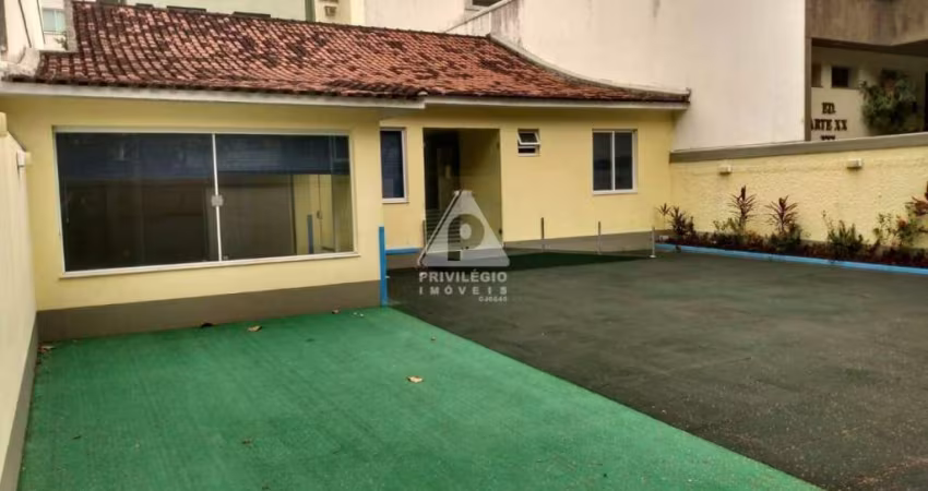 Casa comercial com 200m2 no Jardim Oceânico