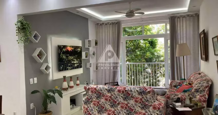 Apartamento de 3 quartos, sendo um suíte. está todo reformado e fica em rua arborizada com vista para a praça também arborizada.