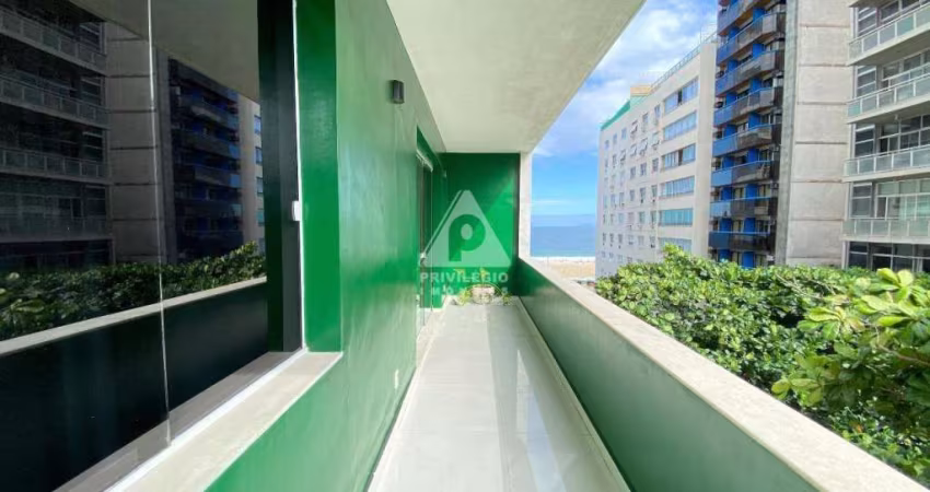 3 quartos todo reformado com varandão, vista mar e vaga de garagem à venda em Copacabana