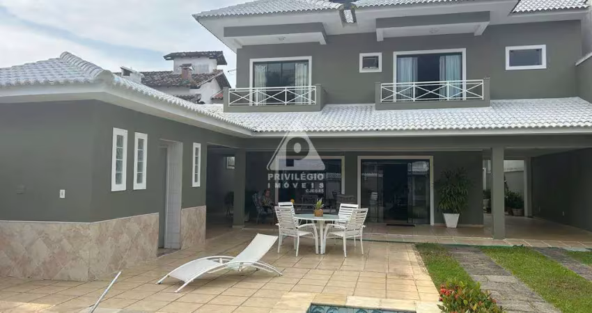 Casa em Condomínio Fechado com 5 suítes no Interlagos de Itaúna