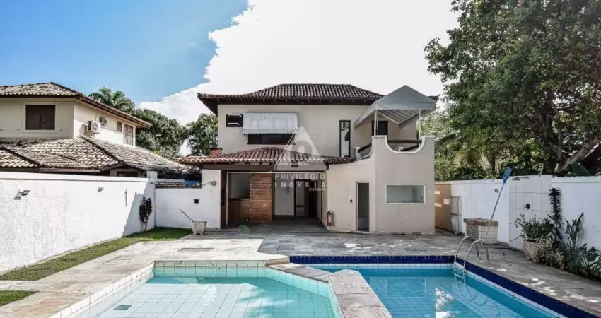 Espaçosa casa em condomínio com piscina e área de lazer na avenida senador danton jobim