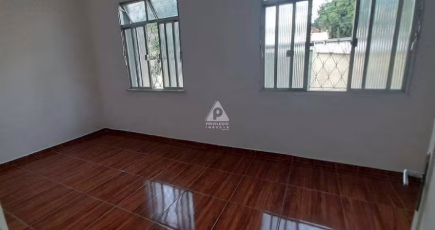 Vendo Casa com 4 quartos, varandão e 180 m² com garagem.