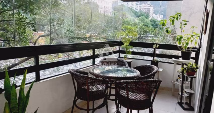 Apartamento de 2 quartos com varanda e 2 vagas em Laranjeiras