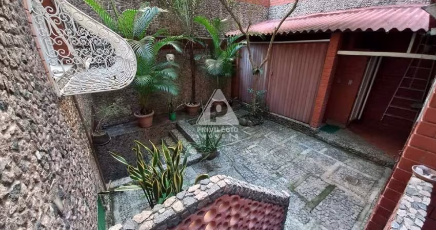 Apartamento tipo casa, 3 quartos, suíte, vaga na escritura, Copacabana - RJ
