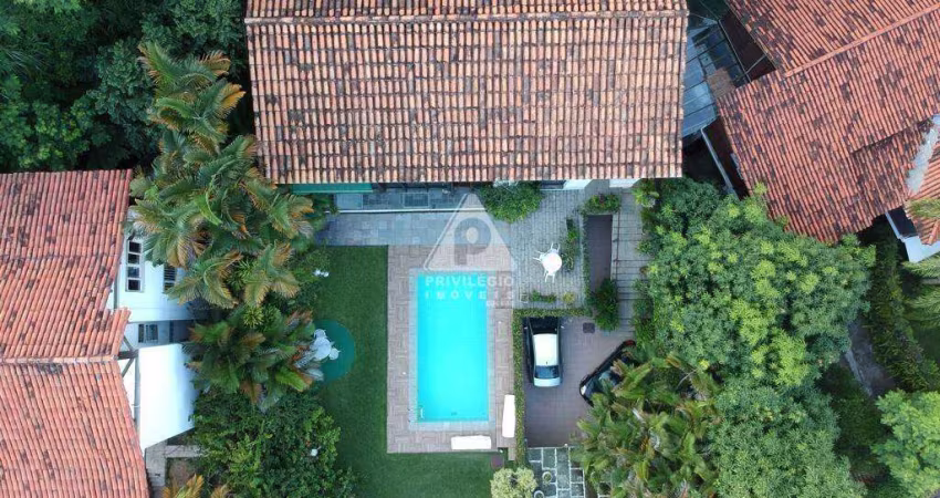 Casa no Joá, 563 m2 com pé direito duplo, 5 quartos, 4 banheiros e 4 vagas de garagem. Jardim e piscina.