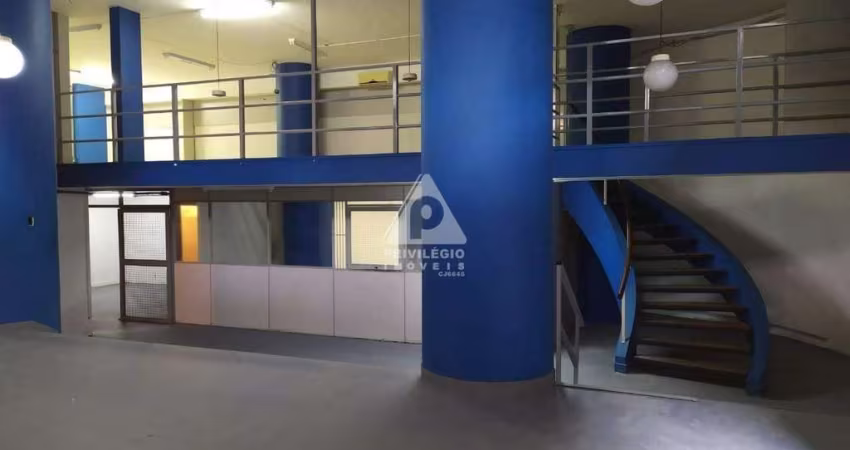 Loja de rua, com vitrine, mezanino, 266m², ótima localização no centro
