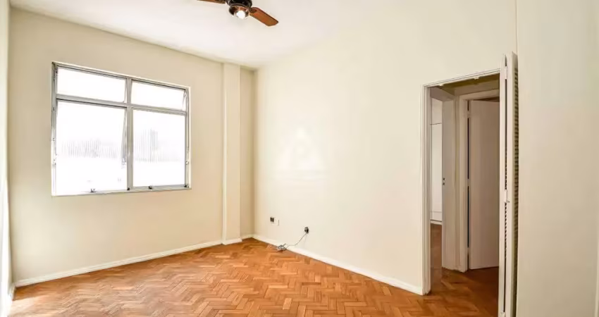 Humaitá! Excelente apartamento composto de 2 quartos com armários embutidos, com vaga na escritura.